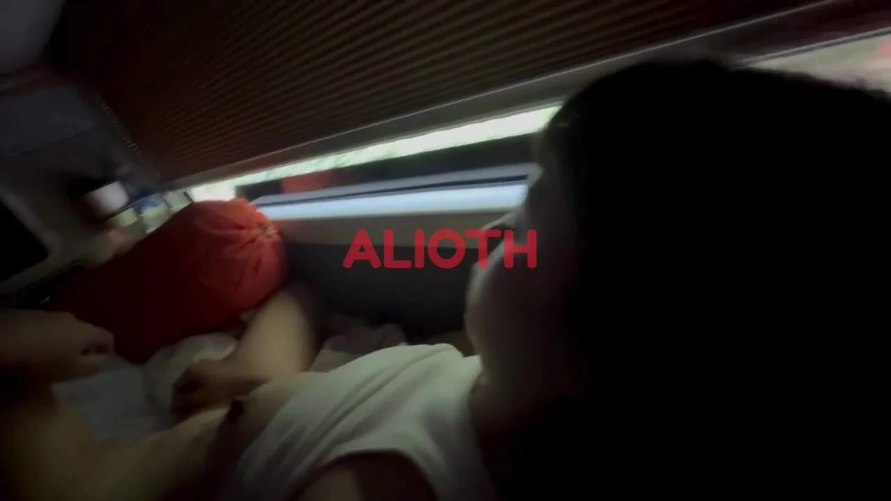 di-xe-ghep-gap-em-gai-nung-lon-nho-moc-lon-ho-ngay-tren-xe