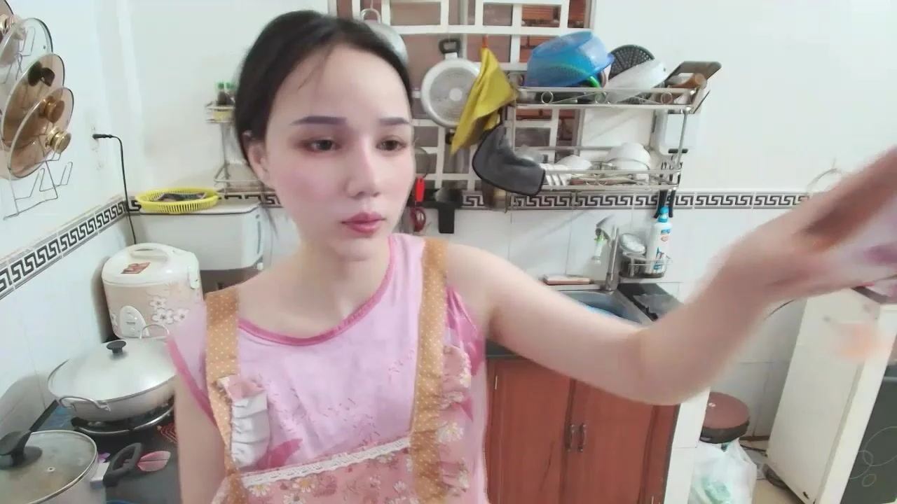em-gai-dang-nau-an-nung-lon-qua-live-thu-dam-cho-suong-lon