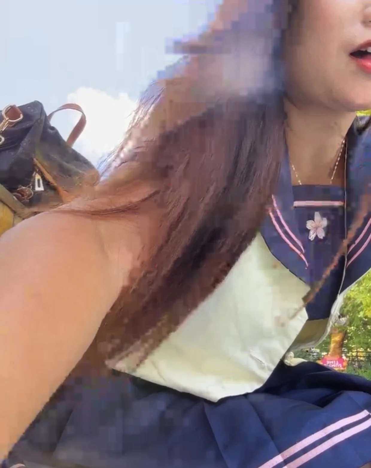 em-rau-cosplay-xinh-vien-nhet-toy-vao-lon-thu-dam-ngoai-cong-vien-dam-dang