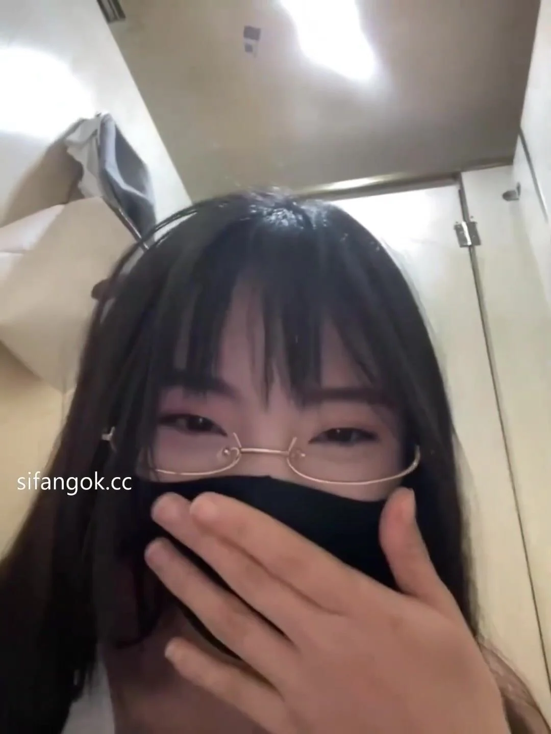full-12-phut-xiao-lyn-public-thu-dam-wc-nam-co-nguoi-lon-ram-vu-to-ren-ri-ban-nuoc