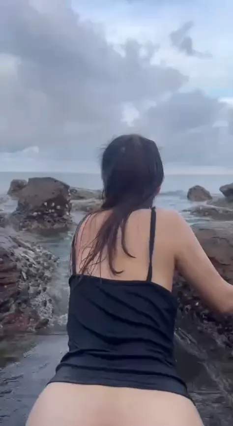 Doggy em áo đen bên bờ biển