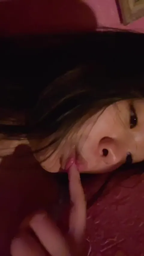 Bé 2k4 nứng sớm em quay video móc lồn gửi cho trai xem