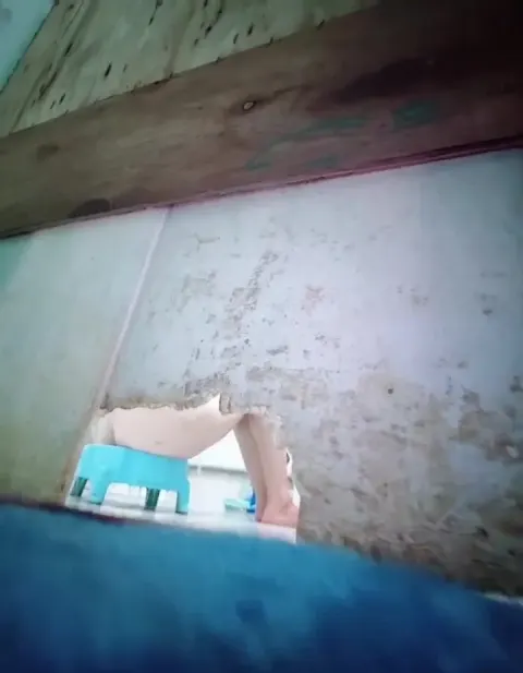 QUAY LÉN BÀ MẸ KẾ TẮM, TÍ THÌ BỊ PHÁT HIỆN