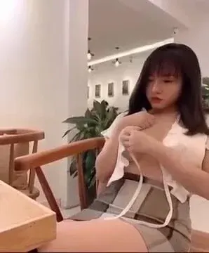 Em thích cảm giác show hàng nơi công cộng 2